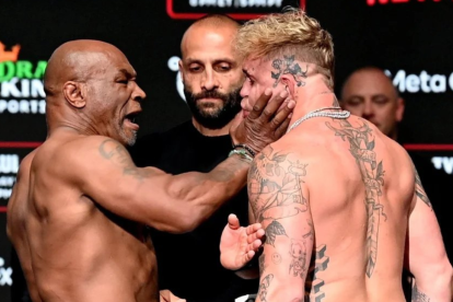 Tyson soltó una cachetada a Jake Paul durante el último careo previo a la pelea.