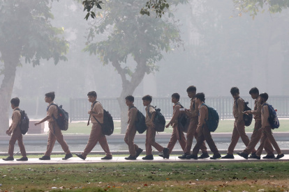 Un grupo de estudiantes camina de regreso a casa en uno de los días en los que Lahora volvió a ser considerada la más contaminada del mundo.