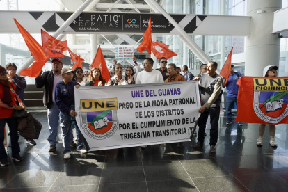 Docentes junto con el representante de la UNE llegaron a los exteriores del Ministerio de Finanzas para exigir equiparación salarial