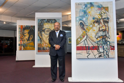 Tony Moré junto a parte de su obra.