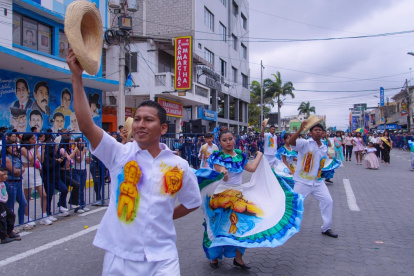 El desfile cultural ‘Arte, Color y Vida’ llena de vida y colores las calles de Santa Elena, evocando la rica tradición y ancestralidad de la península.