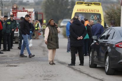 Miembros de los servicios de emergencia y familiares de residentes a las puertas de la residencia de mayores en Villafranca de Ebro (Zaragoza, norte).