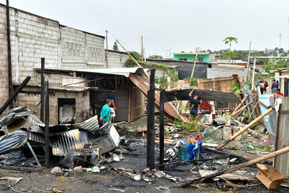 El incendio consumió cuatro viviendas que quedaron destruidas.
