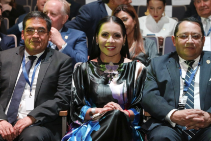 Diana Atamaint junto al contralor Mauricio Torres, en la Cumbre Iberoamericana de Jefes de Estado, en Cuenca.