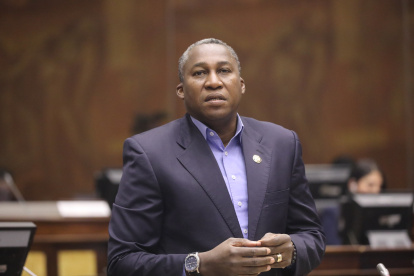 El legislador Roberto Cuero fue denunciado por presunta campaña electoral anticipada.