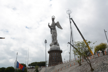 Este viernes 15 de noviembre se inició la instalación del pesebre en El Panecillo