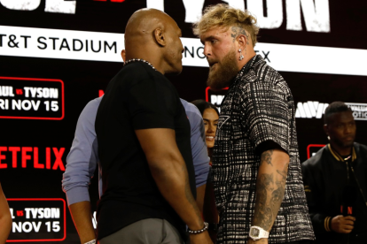 El exboxeador estadounidense Myke Tyson (i) y el boxeador y youtuber Jake Paul (d), en una imagen de archivo.