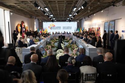 En la plenaria de la Cumbre Iberoamericana de Jefes de Estado se abordo el tema de la democracia en la región.