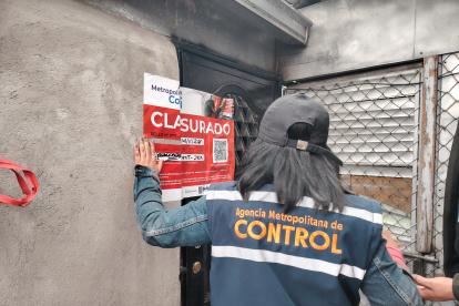 Operativo. En el laboratorio se encontraron botellas y otros insumos para elaborar el licor