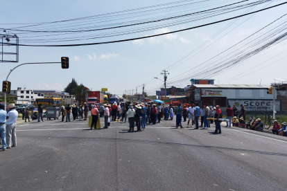 Desde el mediodía habitantes del norte de Ambato, Cunchibamba, cerraron el paso por la Panamericana.