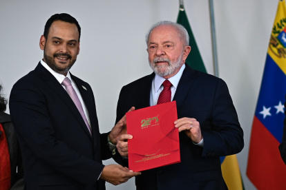El embajador de Venezuela en Brasil, Manuel Vicente Vadell Aquino (i), entregando sus cartas credenciales al presidente de Brasil, Luiz Inácio Lula da Silva.