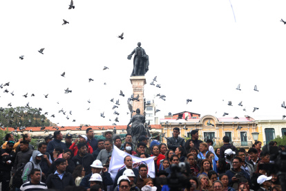 Seguidores del Presidente Luis Arce celebran en la plaza Murillo la decisión del Tribunal Constitucional que quita la presidencia del Movimiento al Socialismo (MAS) a Evo Morales, este jueves, en La Paz (Bolivia).