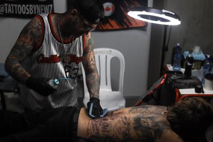 Una persona se tatúa durante la sexta versión de la "Art Tattoo Bolivia Convention 2024", este viernes en La Paz (Bolivia