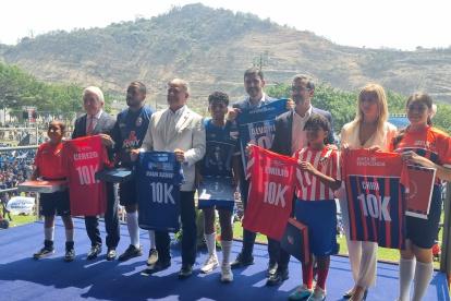 El presidente de Atlético de Madrid, Enrique Cerezo (i) y el alcalde de Guayaquil Aquiles Álvarez (c) destacaron entre las personalidades en el evento realizado en la Ciudad Deportiva Carlos Pérez Perasso