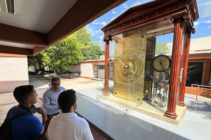 Visitantes observan la recreación del "mecanismo de Anticitera", el 5 de noviembre de 2024, expuesto en la Universidad de Sonora, en el municipio de Hermosillo en Sonora (México)