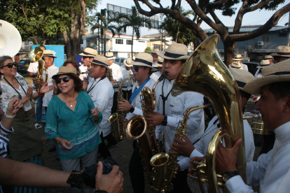 Diversión. La Banda Municipal llegó a Urdesa Central y tocó canciones alusivas a Guayaquil y otras que pusieron a todos a bailar.