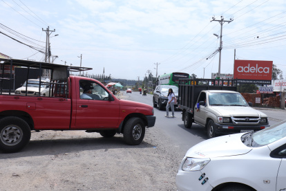 Una de las principales carencias se visibiliza a lo largo de la vía E35, donde la falta de semáforos, pasos cebras y paraderos  dificulta la fluidez vial.