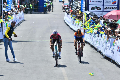 Robinson Chalapud (i) ganó la quinta etapa al ser más fuerte en el sprint.