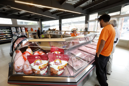 La venta de pavos poco a poco va en aumento debido a la cercanía de las fiestas de fin de año.