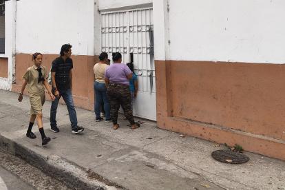 Institución. Madres piden información en escuela República de Costa Rica.