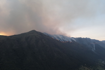El incendio forestal en el Parque Nacional Cajas ha deteriorado la calidad del aire en Cuenca, obligando a declarar el estado de emergencia.