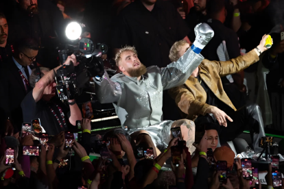 Jake Paul, "influencer" de las redes sociales, superó este viernes por decisión unánime a Mike Tyson.