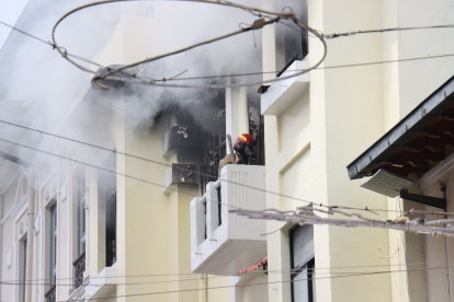 El fuego se originó en el tercer piso de la vivienda.