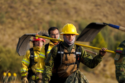 Las condiciones climáticas no favorecen el combate de incendios: no hay humedad y el viento propaga las llamas.