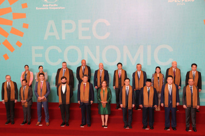 Los líderes de las economías APEC posan para la foto oficial