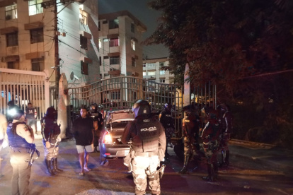 La Policía capturó a dos personas y una fue llevada al hospital.