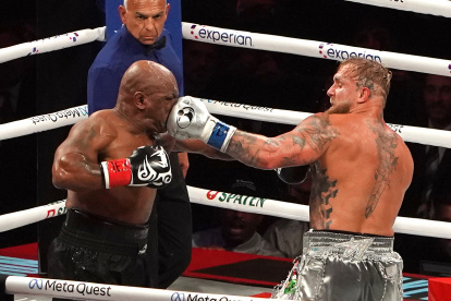 Jake Paul (d) derrotó a Mike Tyson (i). Es su décimo triunfo en el boxeo.