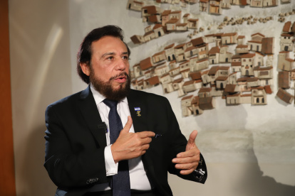 Ulloa es abogado Políticas Públicas y Administración Pública y doctorado en Derecho.