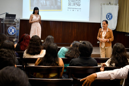 En los videos, se observa jovenes en sitios tradicionales del Guayaquil de antaño-