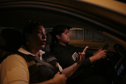 Paciencia. El tener que aprender a conducir en situaciones atípicas puede frustrar a los aprendices; instructores adaptan su metodología para garantizar la educación vial.