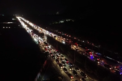 Esta imagen fue captada por uno de los residentes de vía a la costa, que aseguró que la ruta permaneció congestionada por horas.