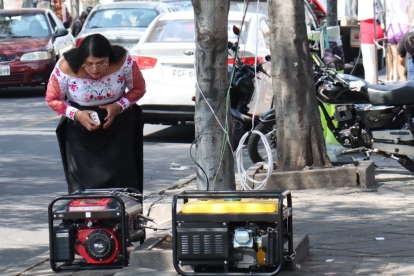 En la calle Lizardo Ruiz, en Cotocollao, norte de Quito, comerciantes están preocupados por mantener en pie sus negocios y no por temas políticos
