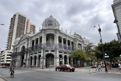 Neoclasicismo. Las edificaciones que están ubicadas en el centro de la urbe porteña tienen elementos que caracterizan a esa expresión arquitectónica, pero no es 100 % ese estilo.