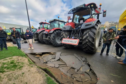 Los agricultores protestaron este sábado en el Reino Unido por un nuevo impuesto.