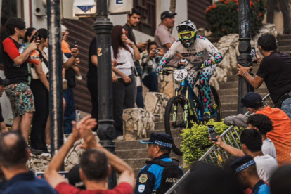 Decenas de familias del cerro Santa Ana y Las Peñas fueron testigos de las acrobacias en las escalinatas.