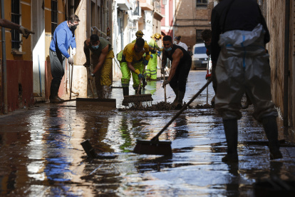 Labores. Agentes públicos y ciudadanos sumaron esfuerzos para retirar el lodo de las calles y viviendas.