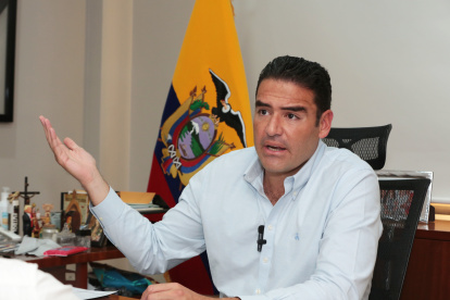 El alcalde de Samborondón es Ingeniero en Ciencias Empresariales. Representado por el Partido Social Cristiano (PSC) fue reelegido para su segunda administración como alcalde.