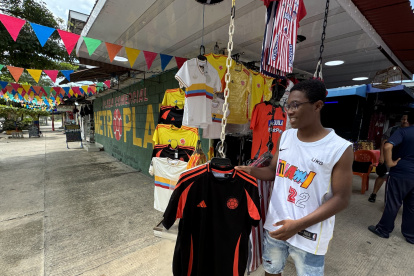 En Barranquilla ya se empieza a sentir el ambiente del juego de eliminatorias ante Ecuador. Las camisetas de la selección cafetera aparecen en los alrededores del estadio.