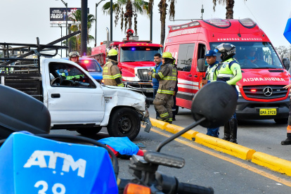 La tarde este 17 de noviembre se registró el accidente en la avenida de Las Américas, que terminó colapsada.