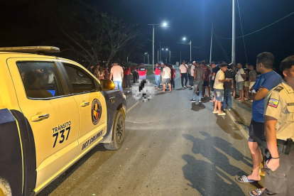 Imagen del instante en el que las autoridades confirmaron el fallecimiento de tres miembros de una misma familias.