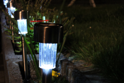 Los quiteños se ayudan con lámparas solares para pasar los cortes de luz programados.