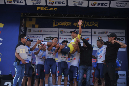 El festejo de Richard Huera con sus compañeros del Movistar Best PC.