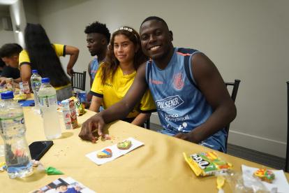 Los seleccionados compartieron con los menores que les visitaron en la concentración tricolor.