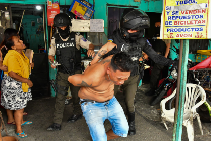 El operativo inició en la 18 y Calicuchima, en donde se detuvo a tres personas.