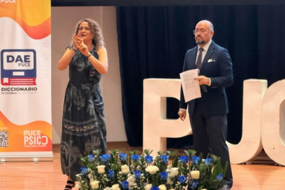 Valeria del Pozo, una persona sorda, y Elking Araujo, en la presentación del Diccionario Accesible Ecuatoriano.