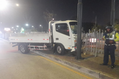 El camión que se estrelló inicialmente en el sitio.